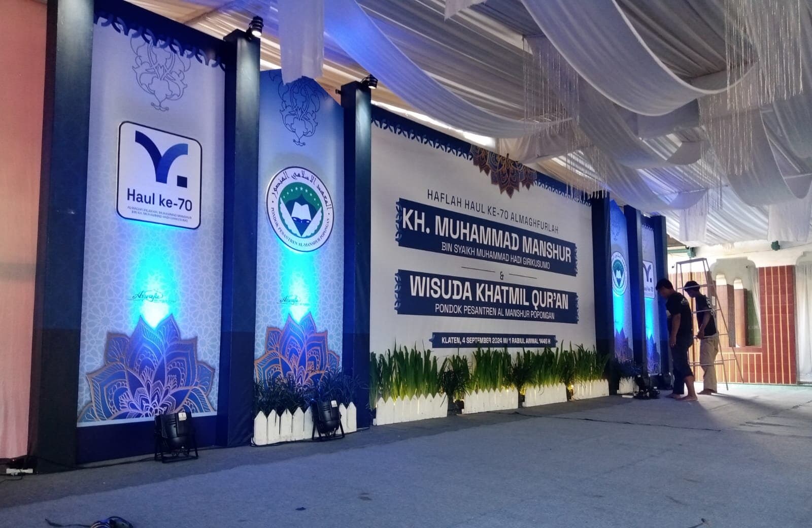 Tim Aswaja Decoration menata dekorasi acara